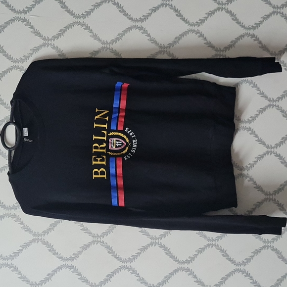 H&M Tops - Sweatshirt.